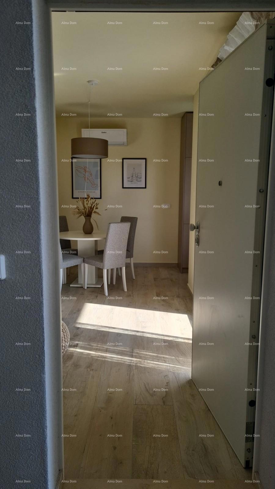 Moderen apartma v bloku F, z dvema parkirnima mestoma in shrambo, v bližini Umaga! F2