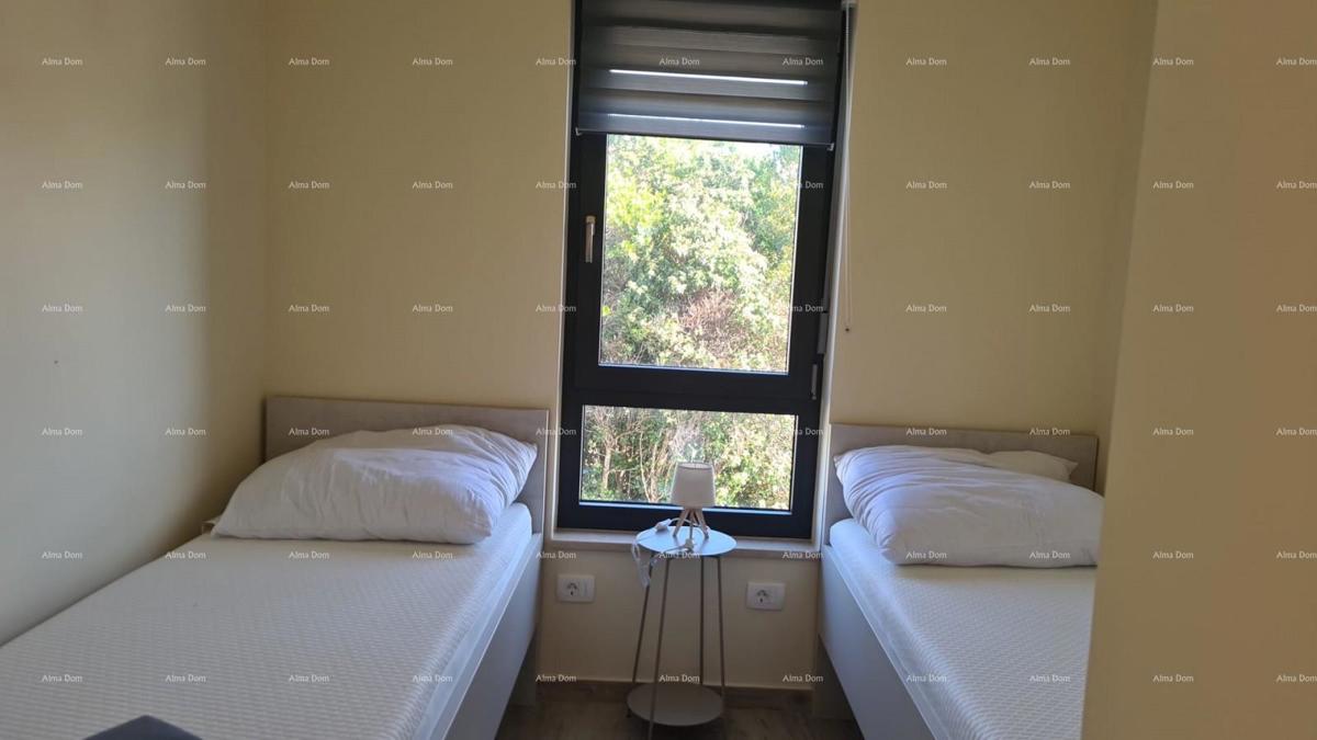 Moderen apartma v bloku F, z dvema parkirnima mestoma in shrambo, v bližini Umaga! F2