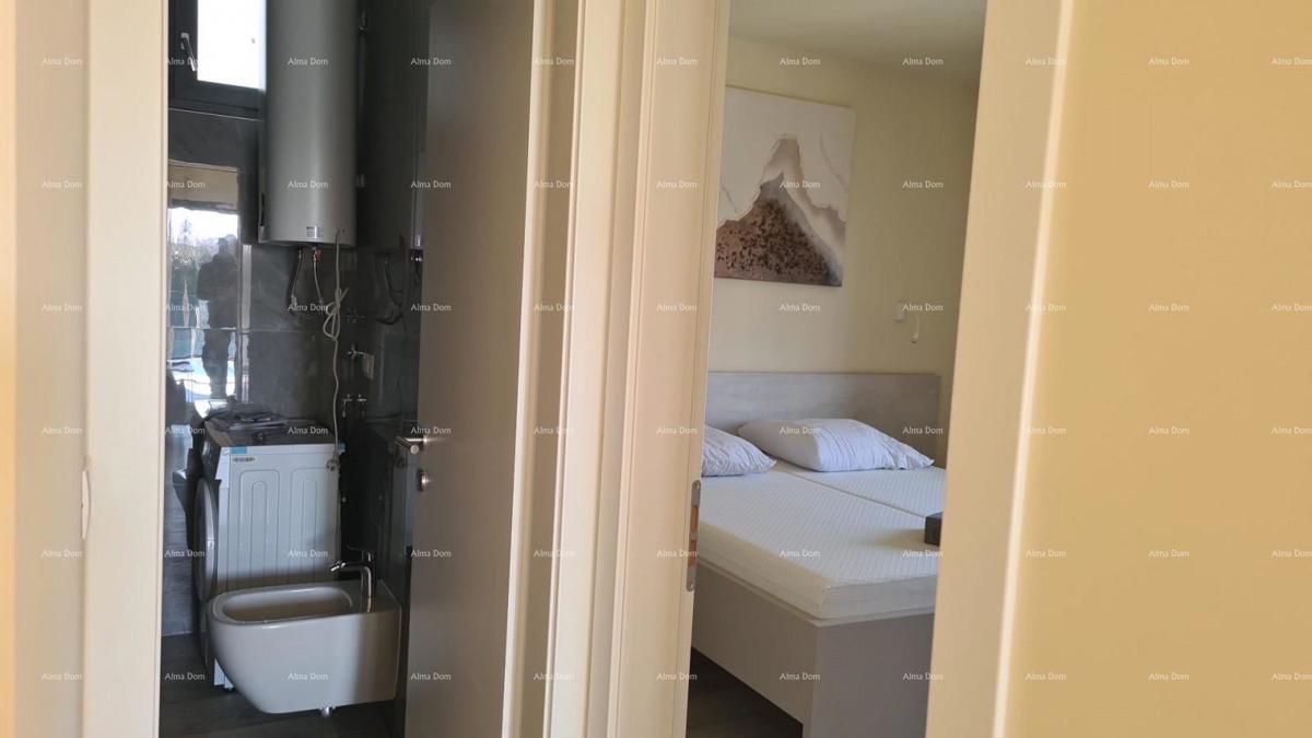 Moderen apartma v bloku F, z dvema parkirnima mestoma in shrambo, v bližini Umaga! F2