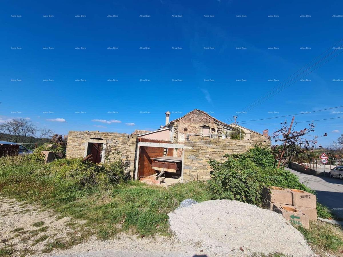 Kamena hiša z dvoriščem in začetno prenovo – okolica Pazina