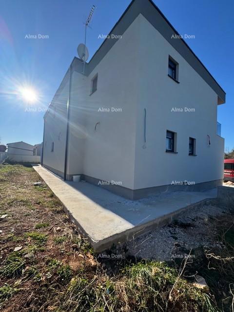 Šišan. Novozgrajena hiša z bazenom