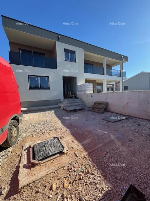 Šišan. Novozgrajena hiša z bazenom