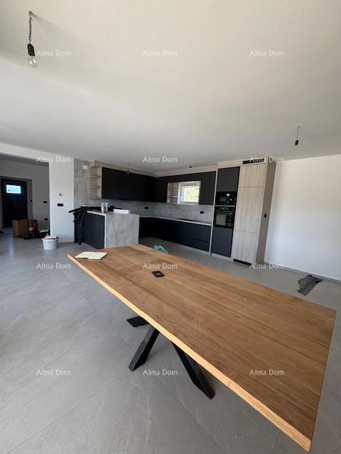 Šišan. Novozgrajena hiša z bazenom