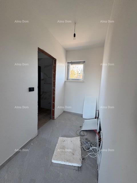 Šišan. Novozgrajena hiša z bazenom