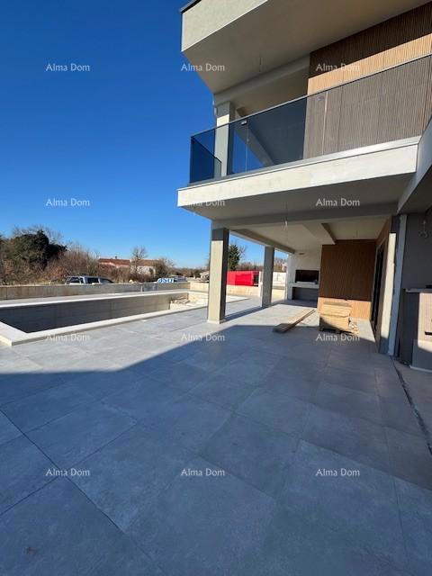 Šišan. Novozgrajena hiša z bazenom