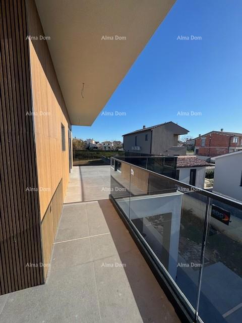 Šišan. Novozgrajena hiša z bazenom