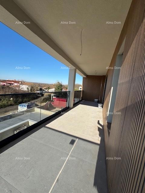 Šišan. Novozgrajena hiša z bazenom