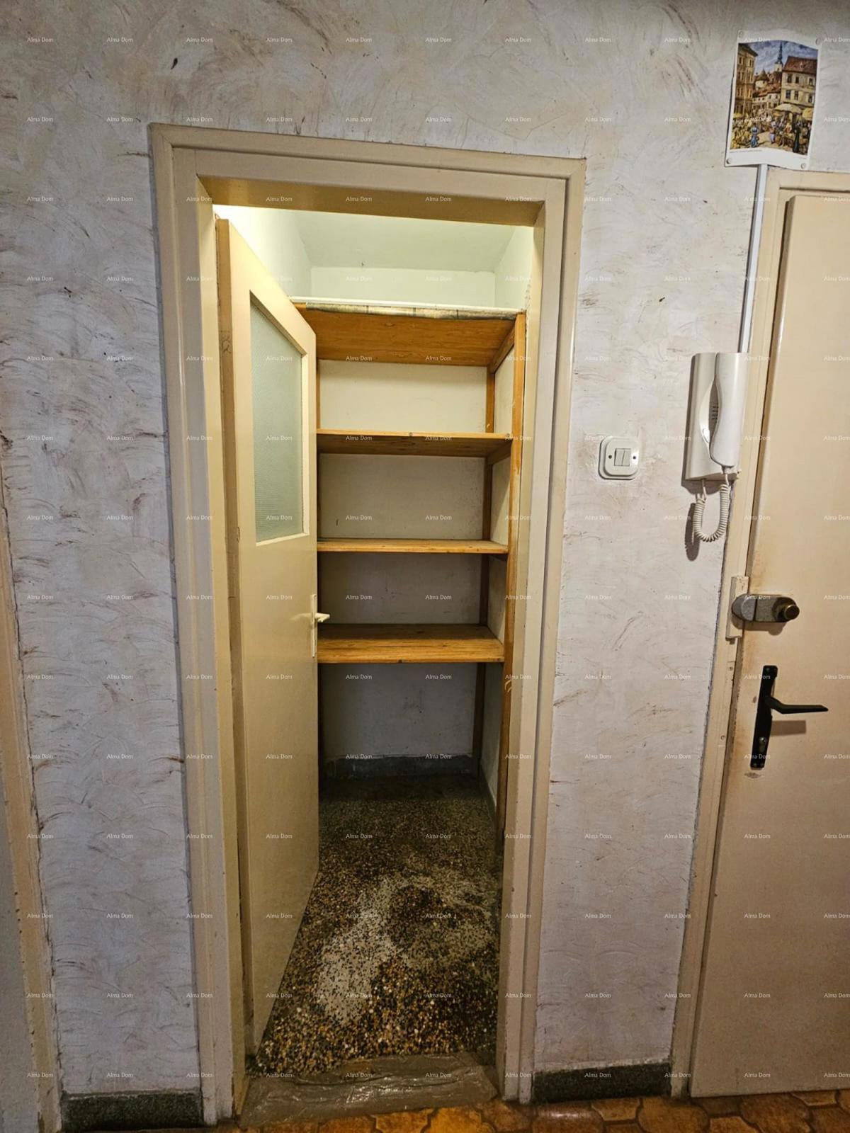 Prodaja - stan s dvema spalnicama na odlični lokaciji, Pula!