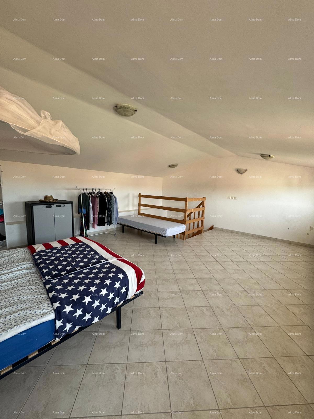 Hiša s pomožnim objektom. Medulin.