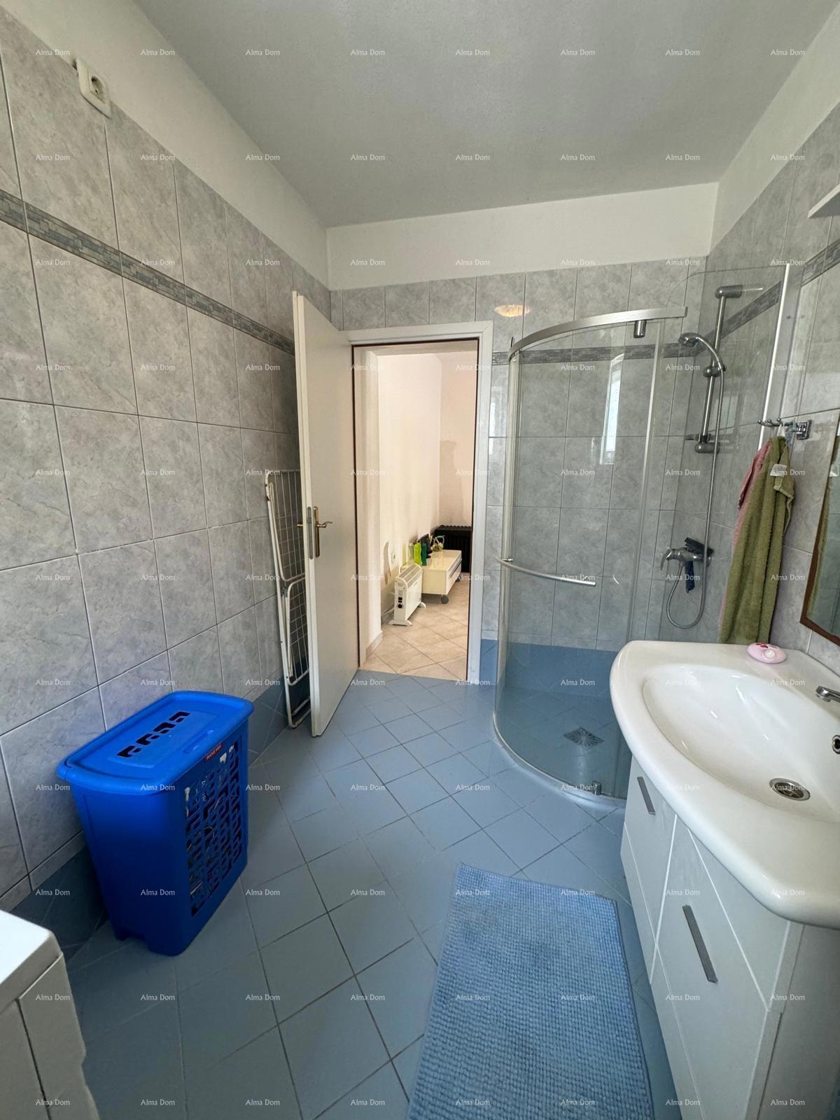 Hiša s pomožnim objektom. Medulin.