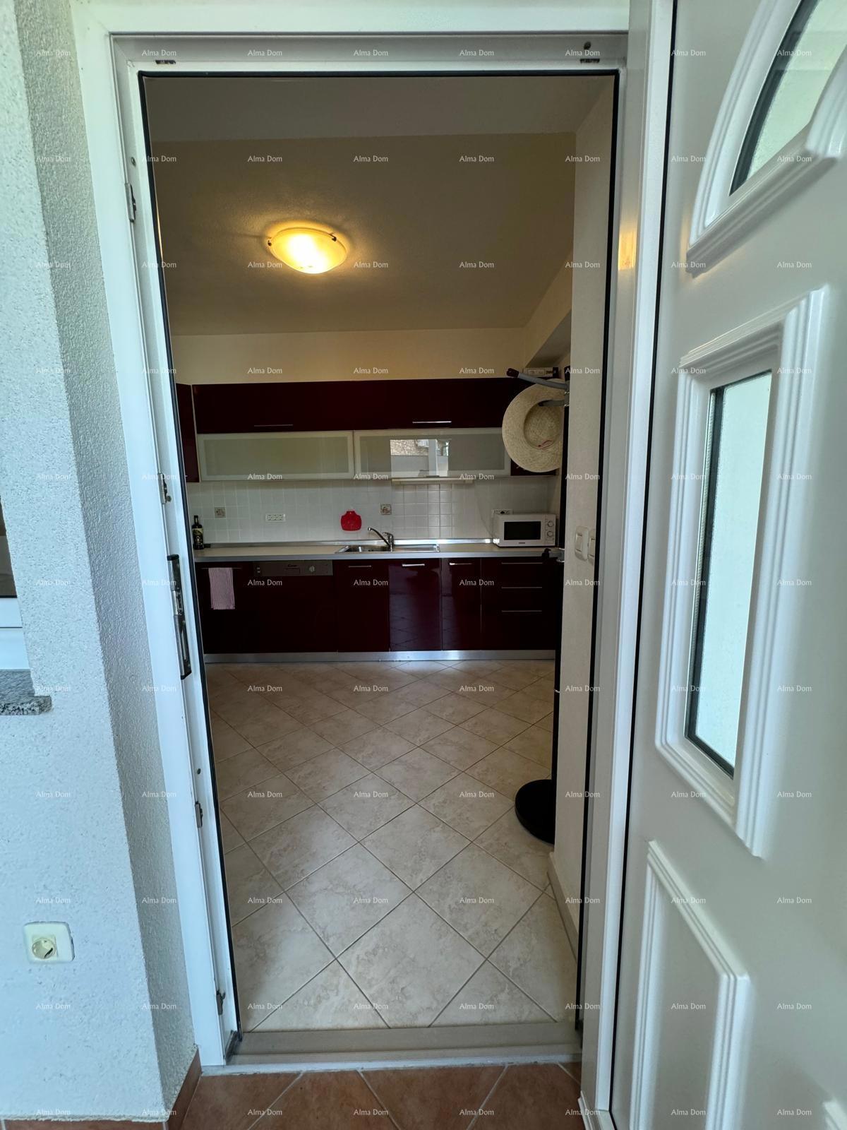 Hiša s pomožnim objektom. Medulin.