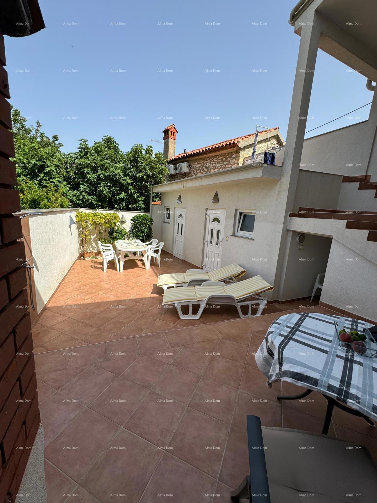 Hiša s pomožnim objektom. Medulin.