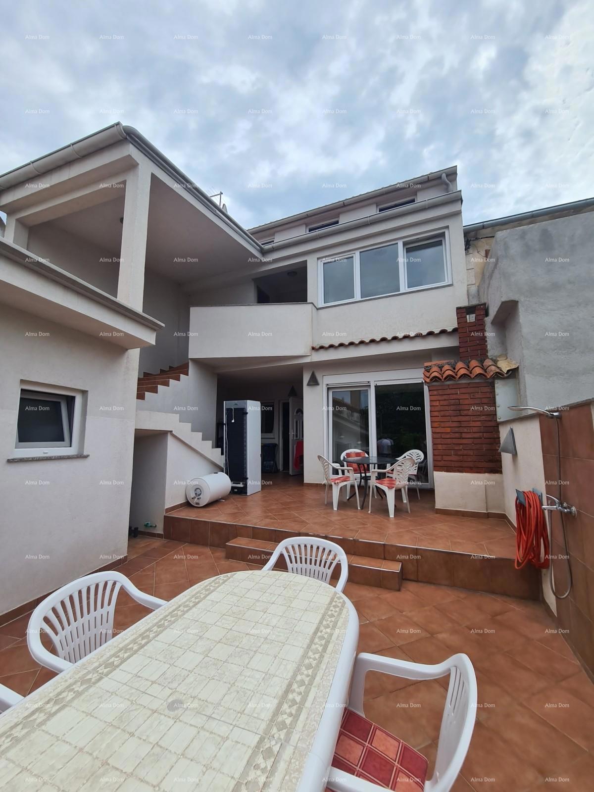 Hiša s pomožnim objektom. Medulin.