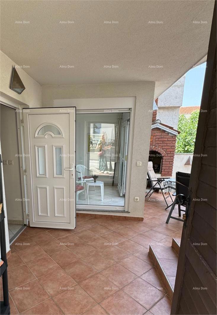 Hiša s pomožnim objektom. Medulin.