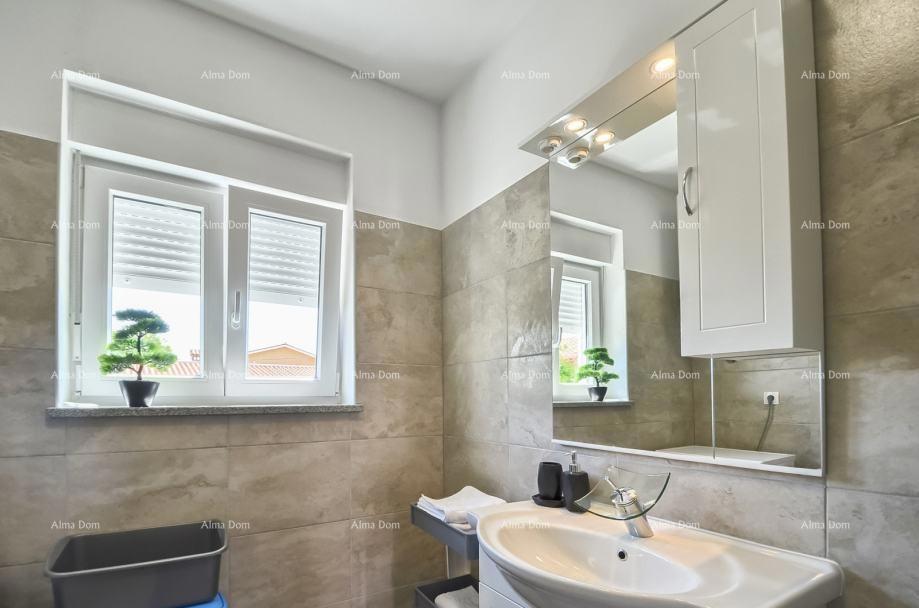 Prodaja dvoetažnega stanovanja z velikim vrtom in garažo, Ližnjan!