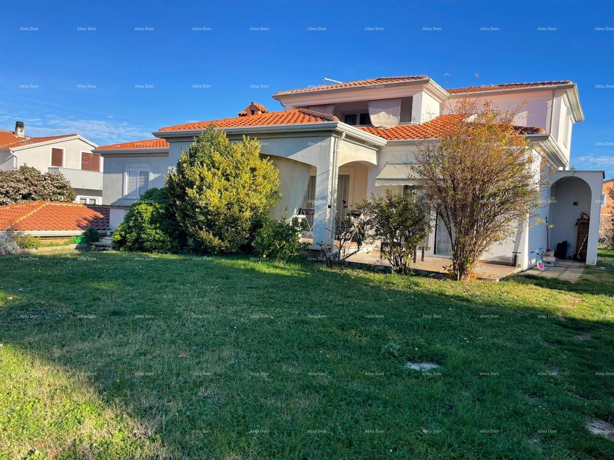 Umag! Hiša z veliko parcelo in teraso.