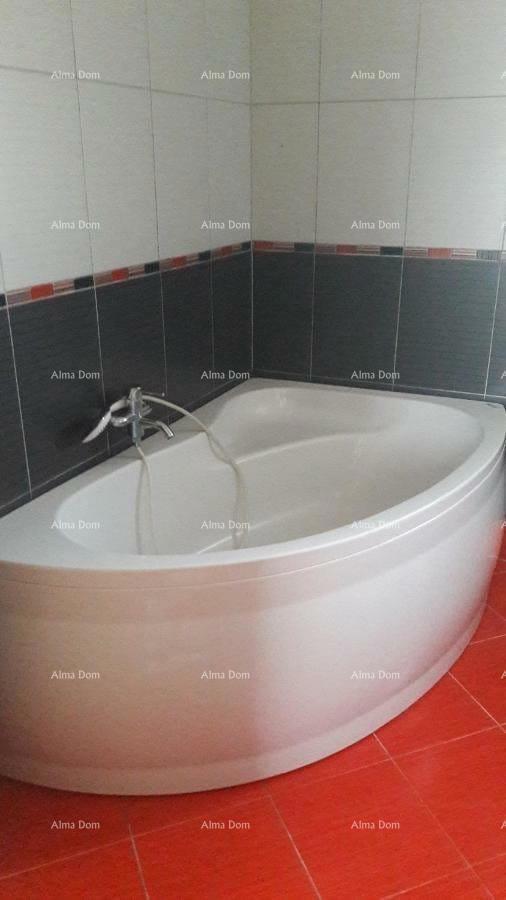 Umag! Hiša z veliko parcelo in teraso.