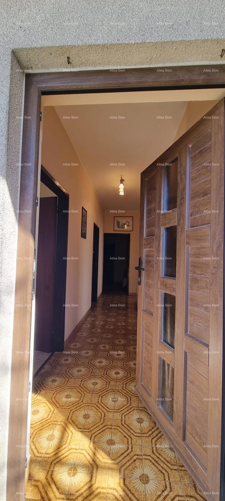 Hiša v centru Marčane z 2 stanoma, kletjo in delavnico