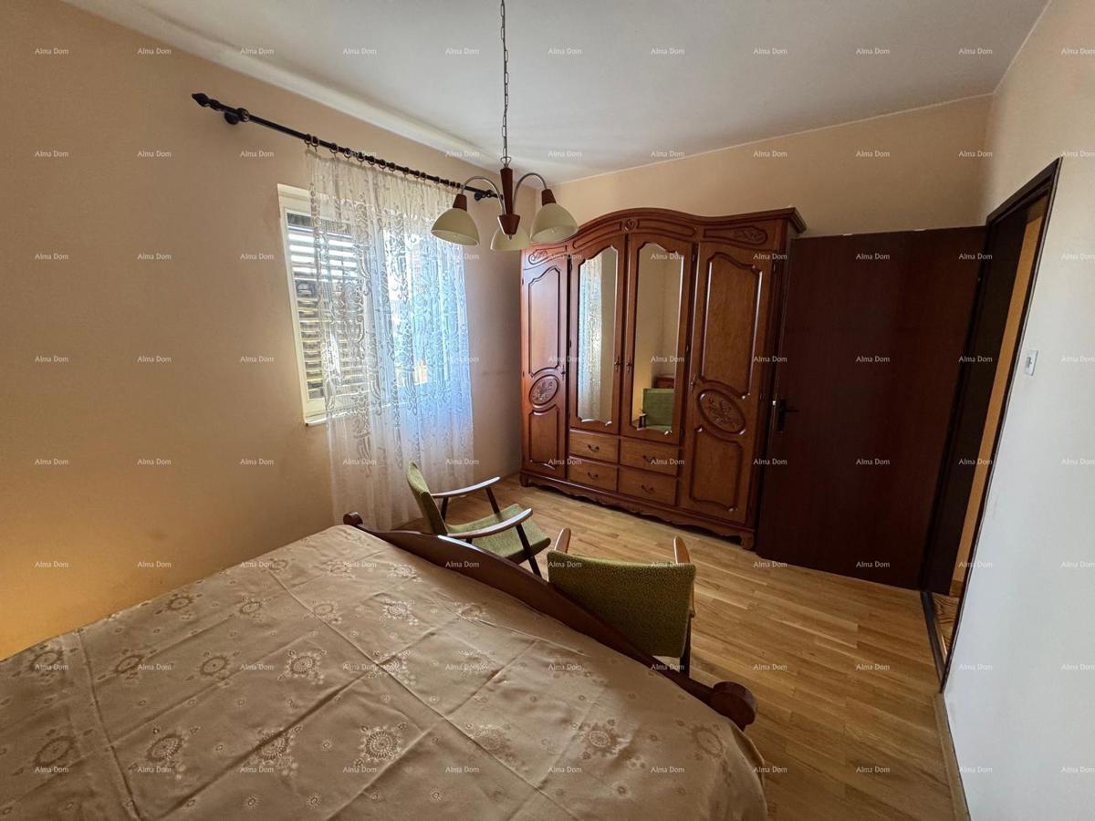 Hiša v centru Marčane z 2 stanoma, kletjo in delavnico