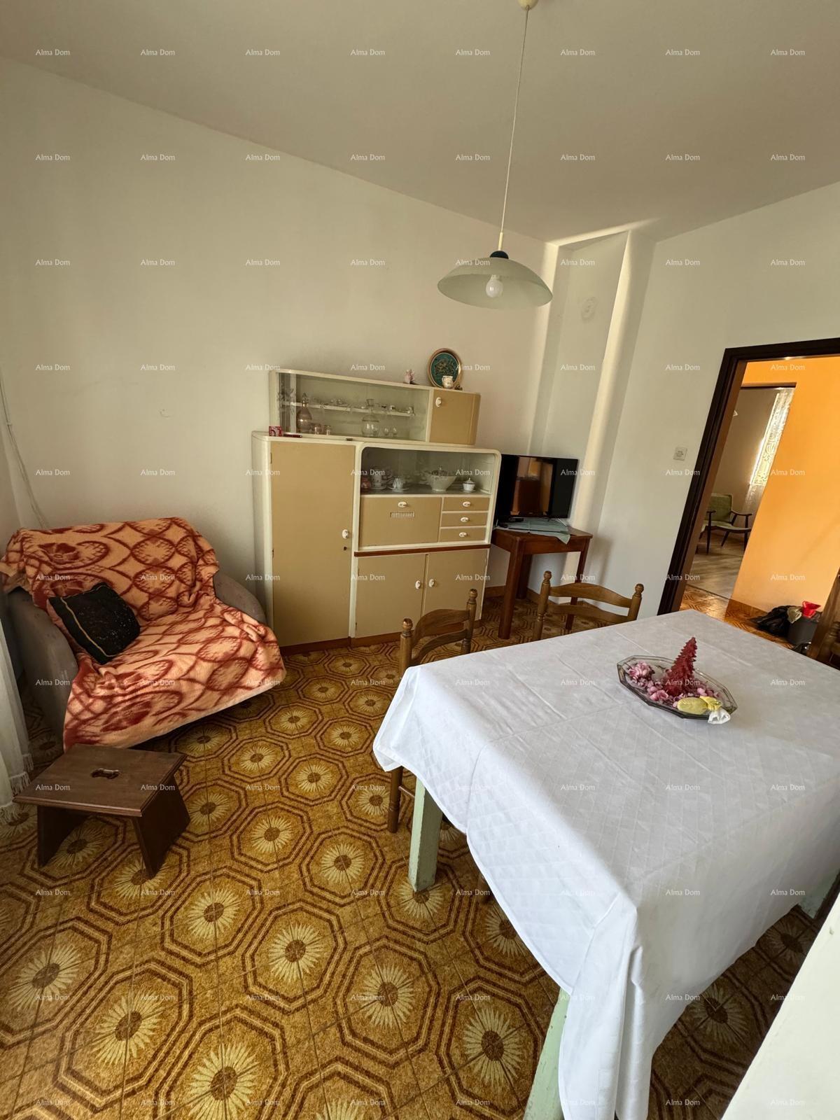 Hiša v centru Marčane z 2 stanoma, kletjo in delavnico