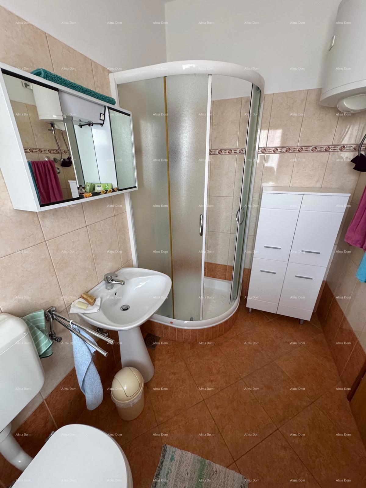 Hiša v centru Marčane z 2 stanoma, kletjo in delavnico