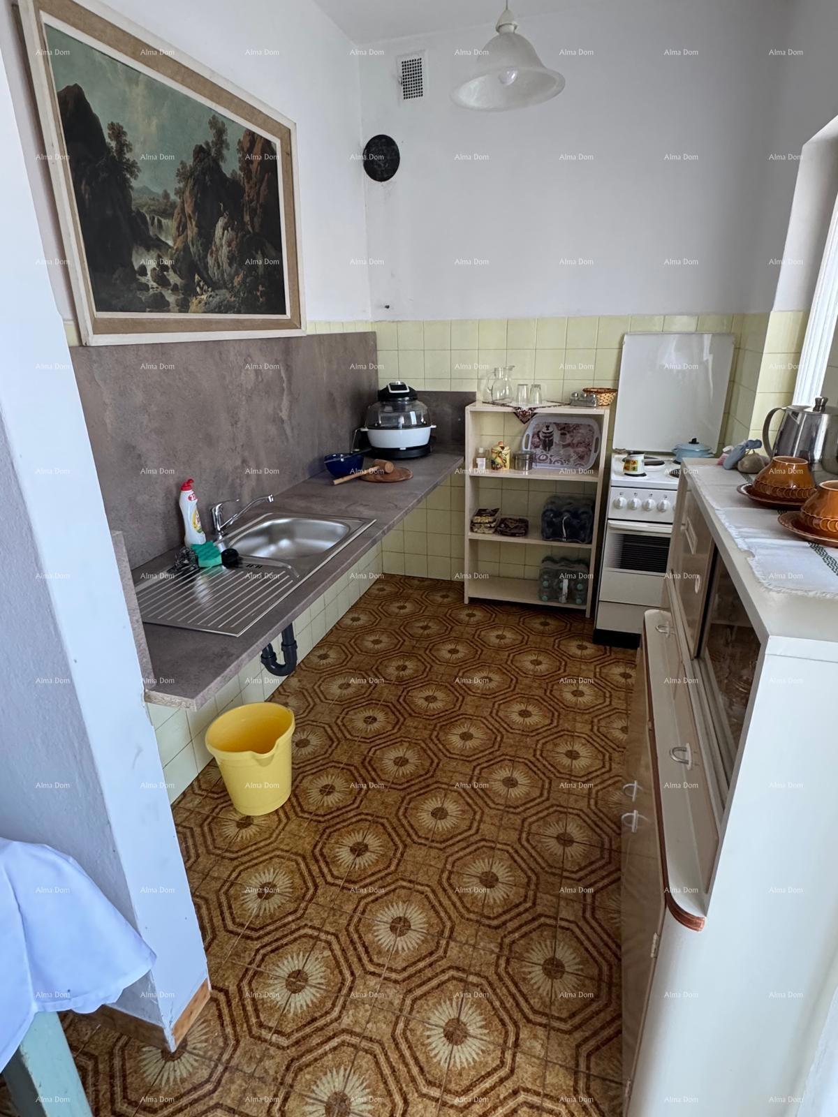 Hiša v centru Marčane z 2 stanoma, kletjo in delavnico