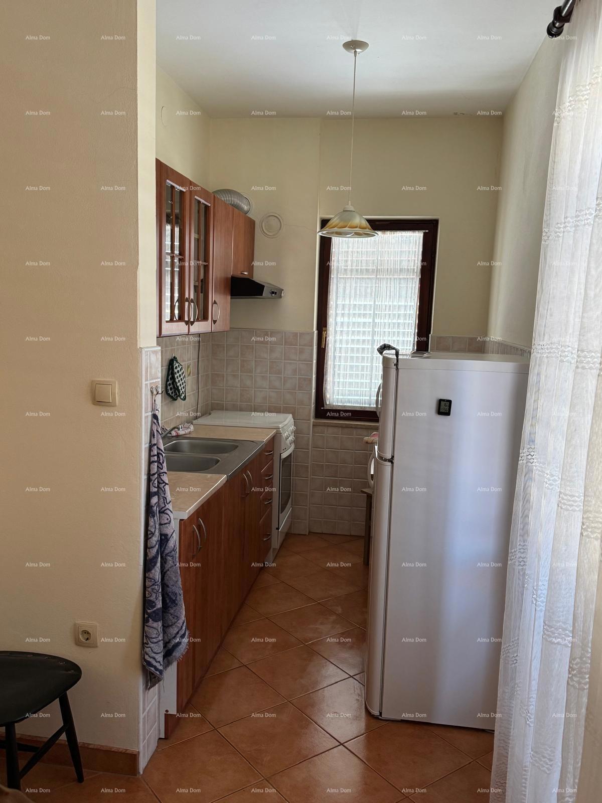 Hiša v centru Marčane z 2 stanoma, kletjo in delavnico