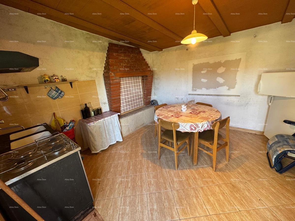 Hiša v centru Marčane z 2 stanoma, kletjo in delavnico