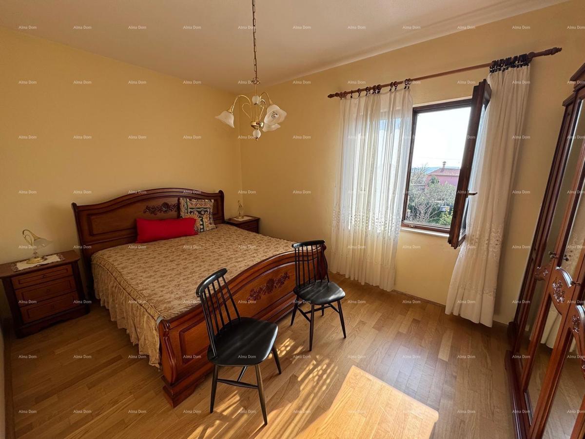 Hiša v centru Marčane z 2 stanoma, kletjo in delavnico