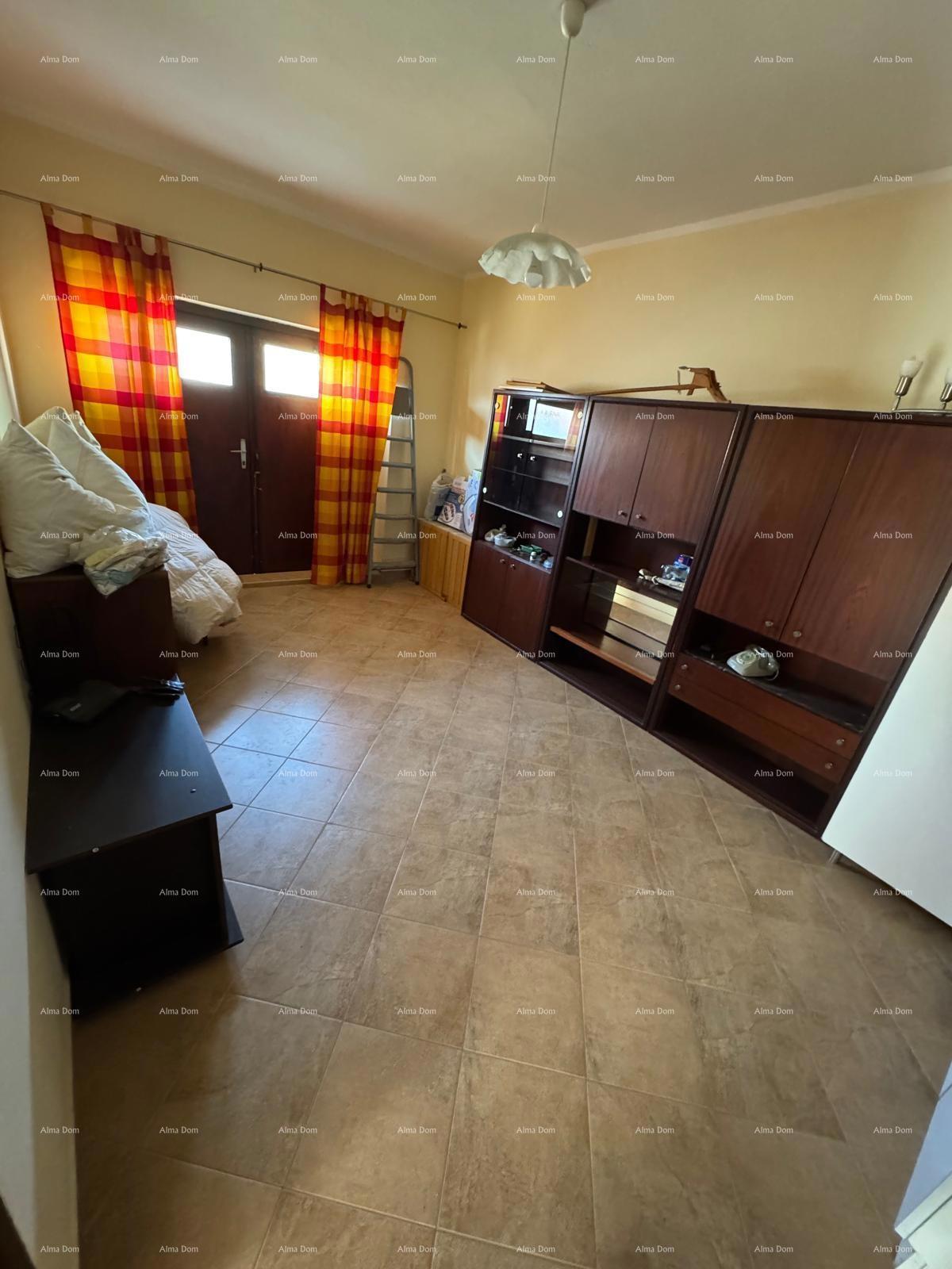 Hiša v centru Marčane z 2 stanoma, kletjo in delavnico