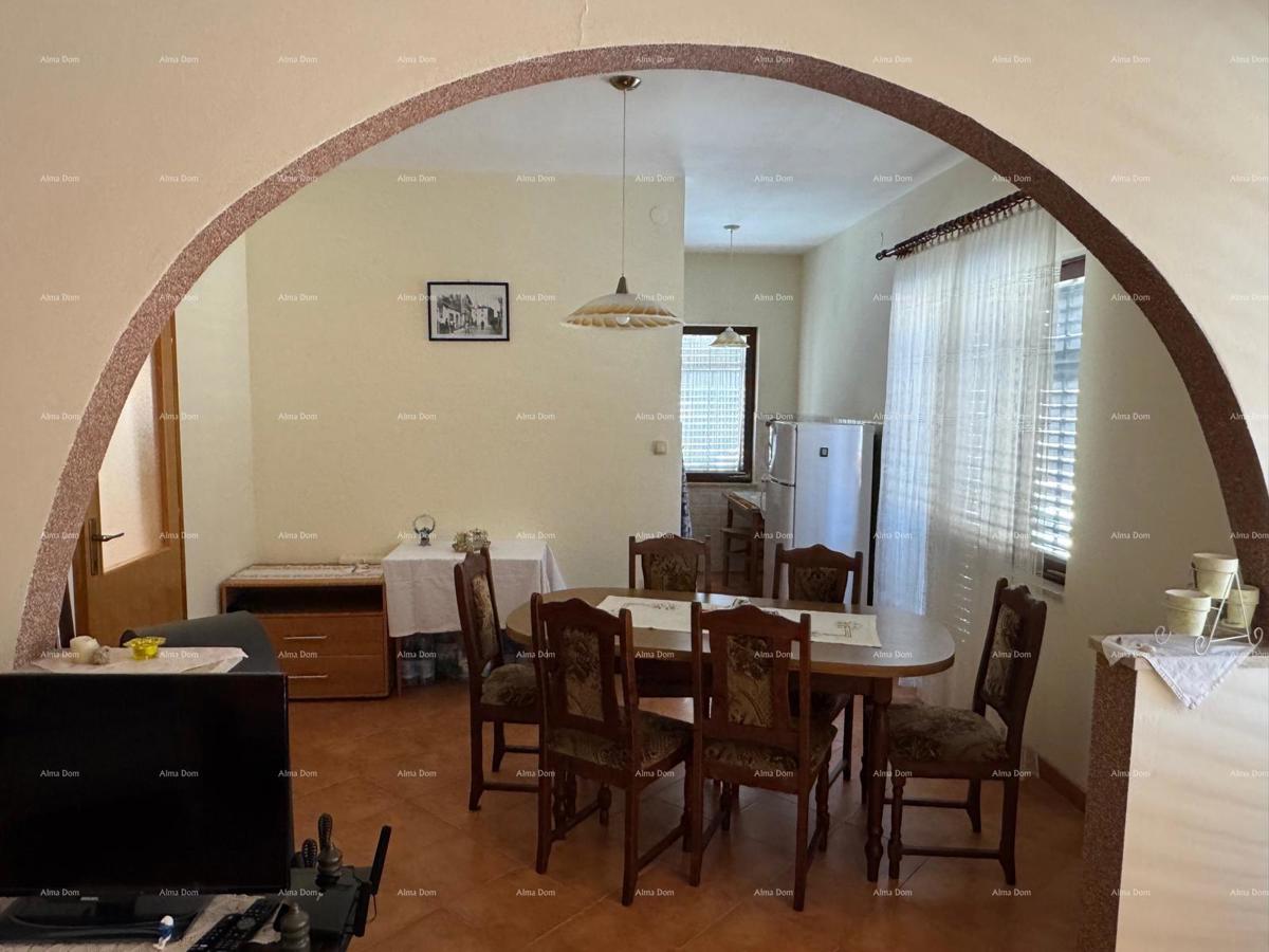 Hiša v centru Marčane z 2 stanoma, kletjo in delavnico