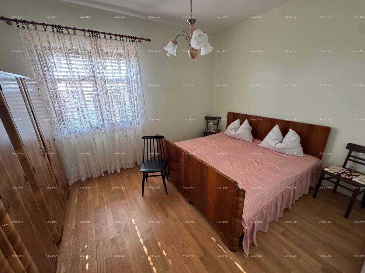 Hiša v centru Marčane z 2 stanoma, kletjo in delavnico