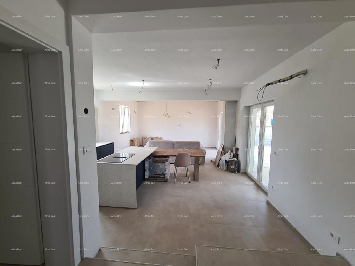 Elegantna vila v mirnem okolju blizu morja s pogledom na vinograde in oljčne nasade