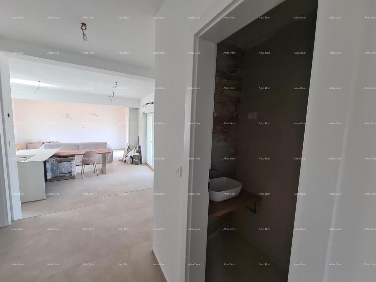 Elegantna vila v mirnem okolju blizu morja s pogledom na vinograde in oljčne nasade