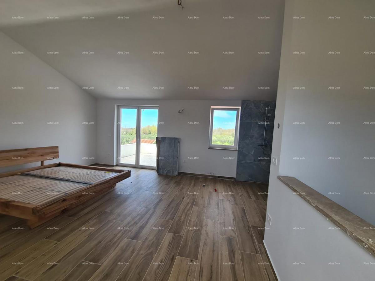 Elegantna vila v mirnem okolju blizu morja s pogledom na vinograde in oljčne nasade