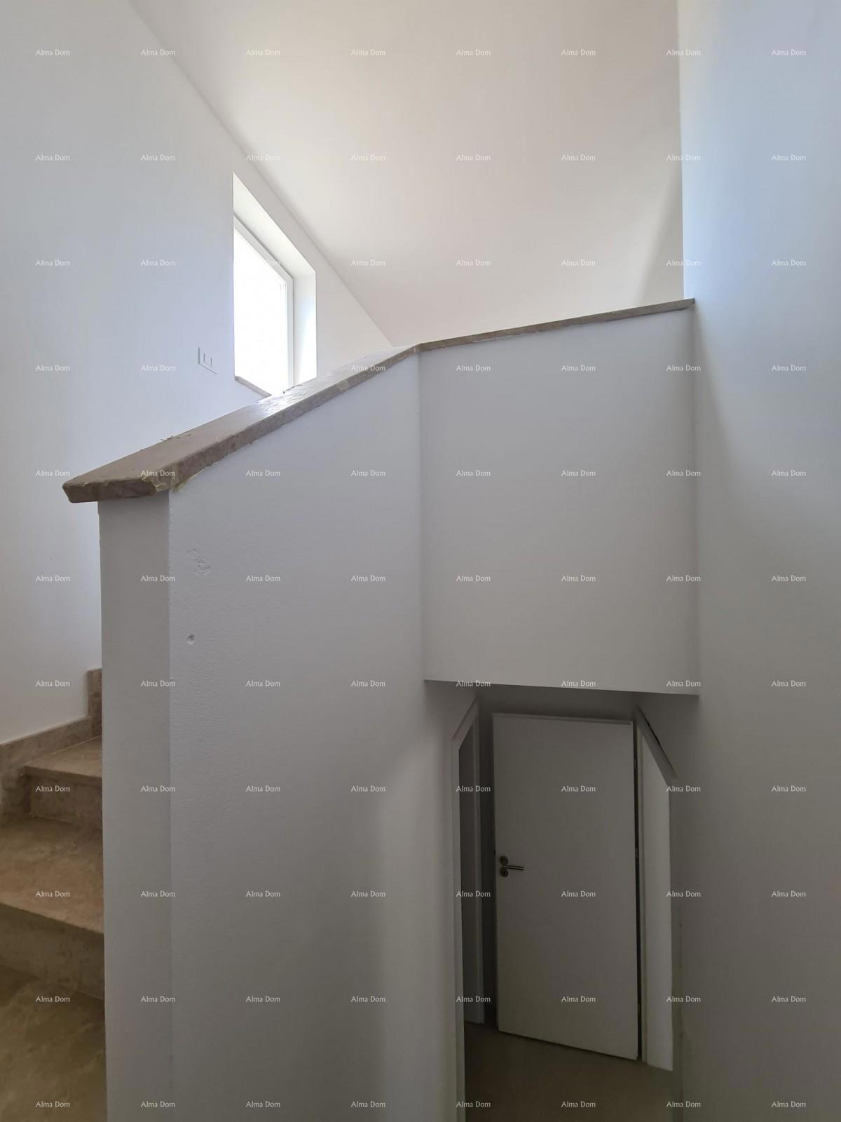 Elegantna vila v mirnem okolju blizu morja s pogledom na vinograde in oljčne nasade