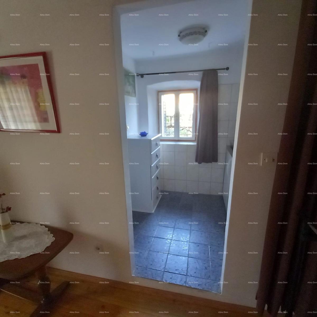 Prostrana hiša v Marčani s tremi nadstropji in vrtom - prodaja.