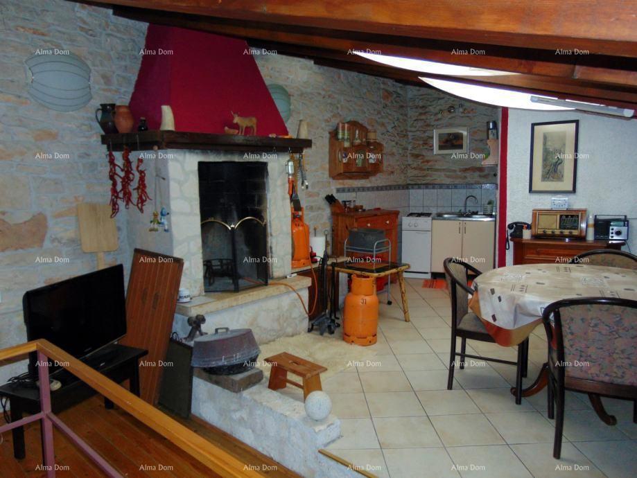 Prostrana hiša v Marčani s tremi nadstropji in vrtom - prodaja.