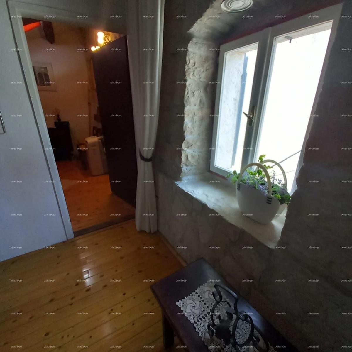 Prostrana hiša v Marčani s tremi nadstropji in vrtom - prodaja.