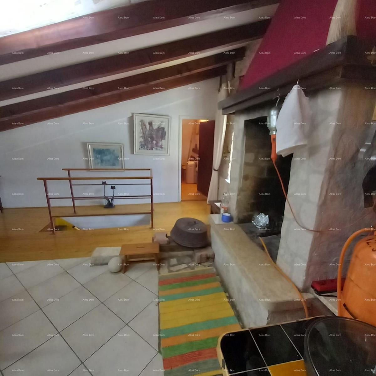 Prostrana hiša v Marčani s tremi nadstropji in vrtom - prodaja.