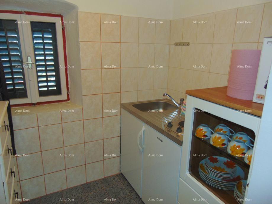 Prostrana hiša v Marčani s tremi nadstropji in vrtom - prodaja.