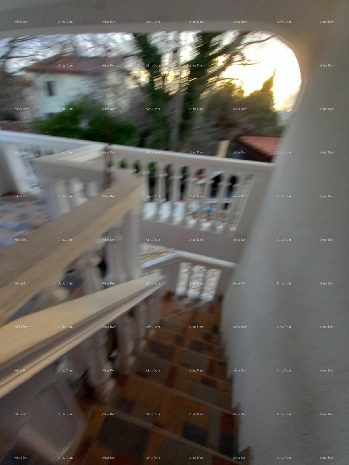 Prodaja hiše z dvema ločenima stanovanjem, Šišan!