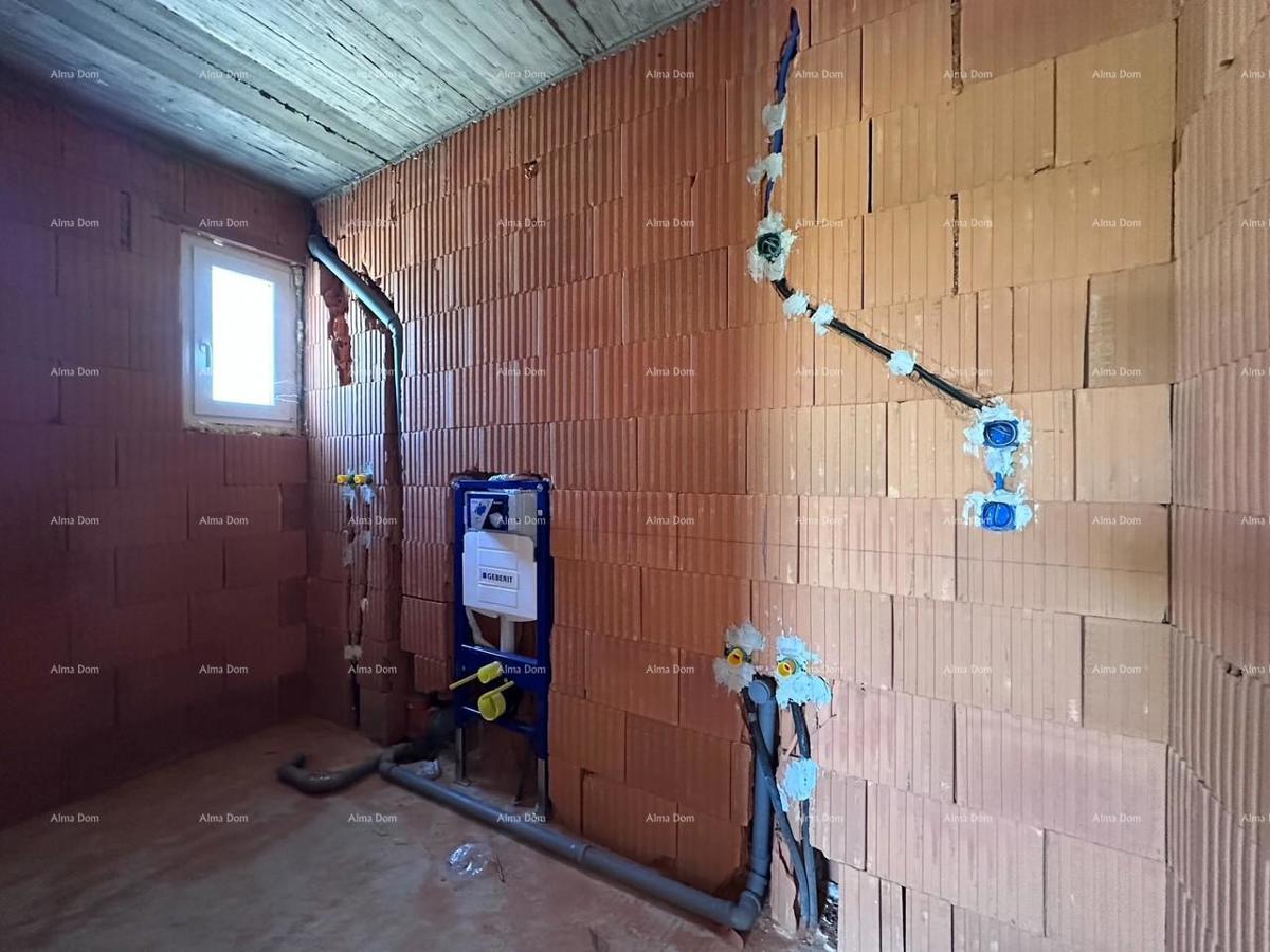 Prodajemo dvojno hišo v fazi Roh Bau.