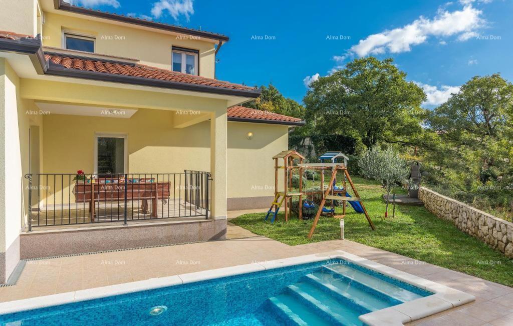 Počitniška hiša z bazenom in velikim vrtom
