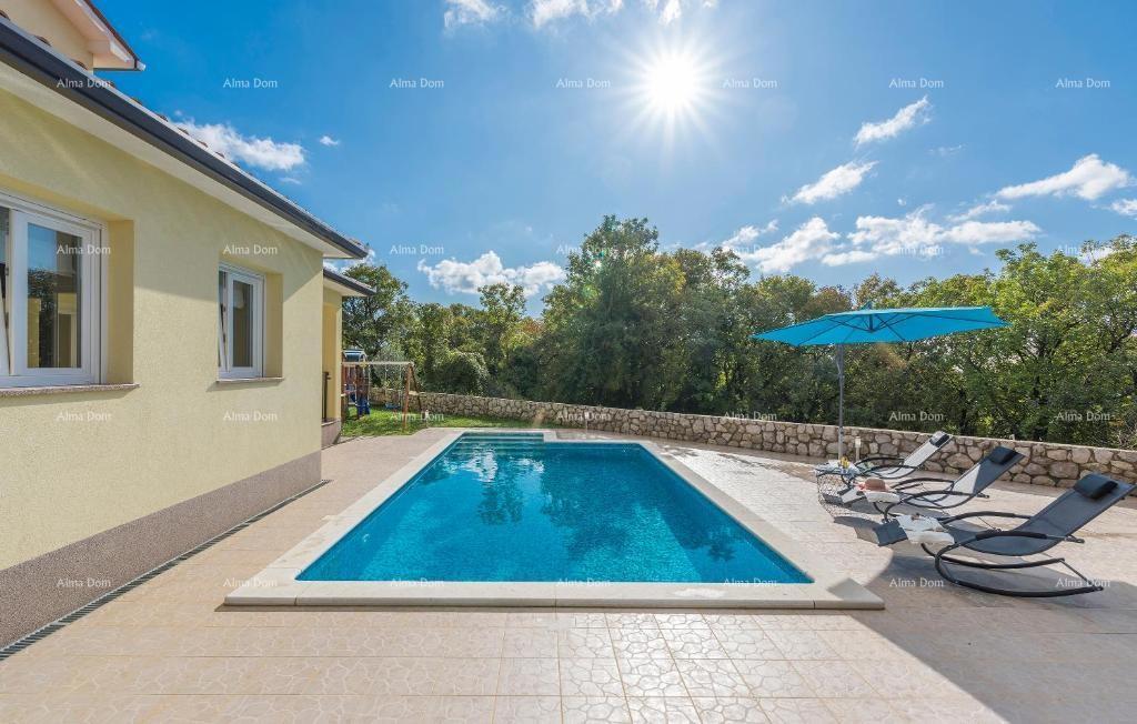 Počitniška hiša z bazenom in velikim vrtom