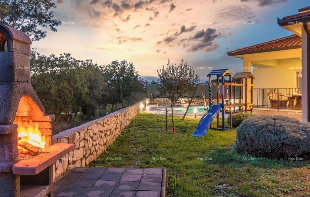 Počitniška hiša z bazenom in velikim vrtom