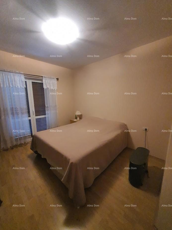 Družinska hiša z garažo, kletjo in možnostjo nakupa dodatnega zemljišča – 30 min od Pule