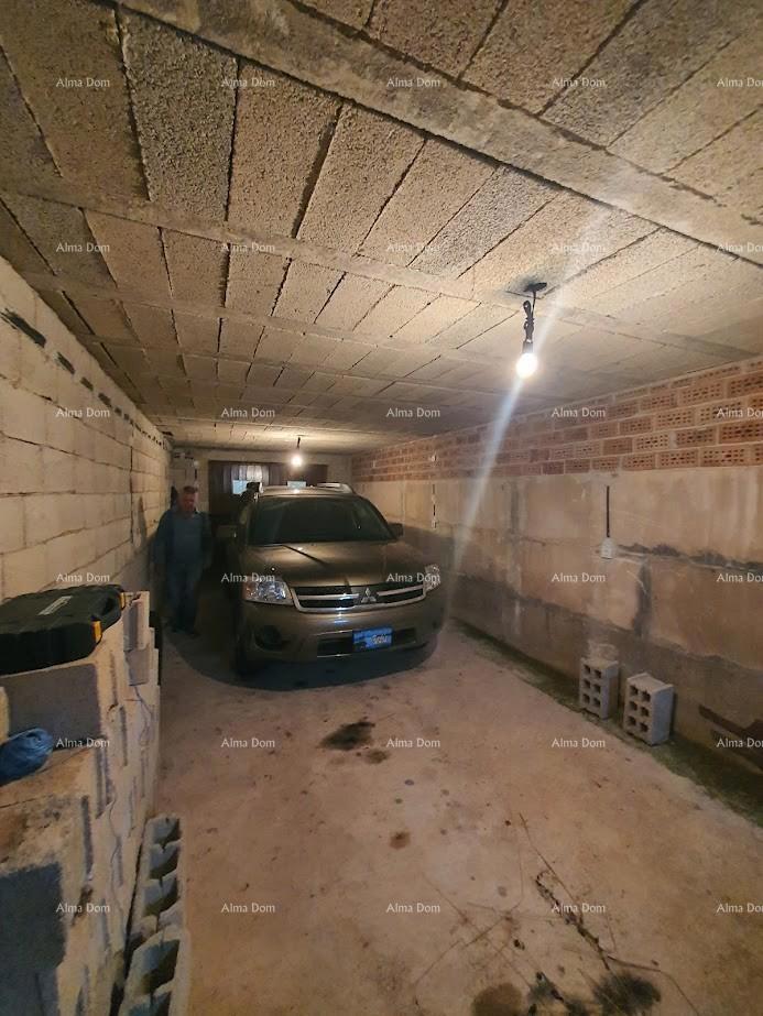 Družinska hiša z garažo, kletjo in možnostjo nakupa dodatnega zemljišča – 30 min od Pule