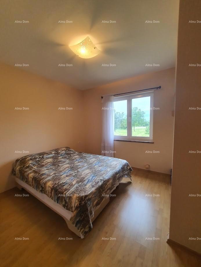 Družinska hiša z garažo, kletjo in možnostjo nakupa dodatnega zemljišča – 30 min od Pule