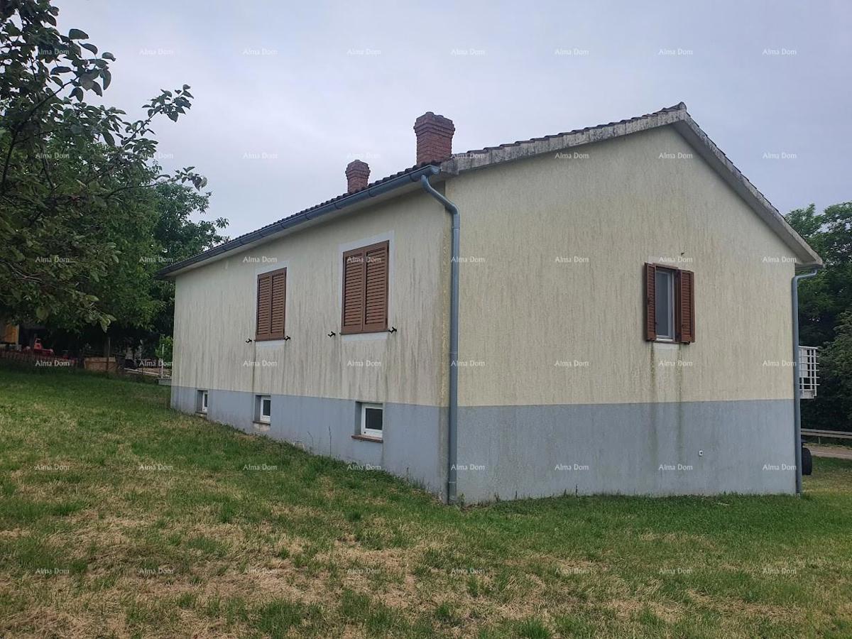 Družinska hiša z garažo, kletjo in možnostjo nakupa dodatnega zemljišča – 30 min od Pule